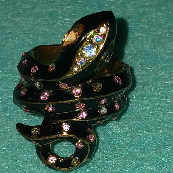 1 Early Betsey Johnson Ring, 2 Snakes Metal Snake Rings 1-1/4- 2in Long - Picture 12 of 14